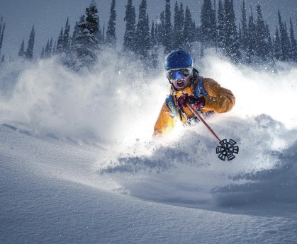 足球退役球员转型路径多元化探索，足球球员退役后干什么